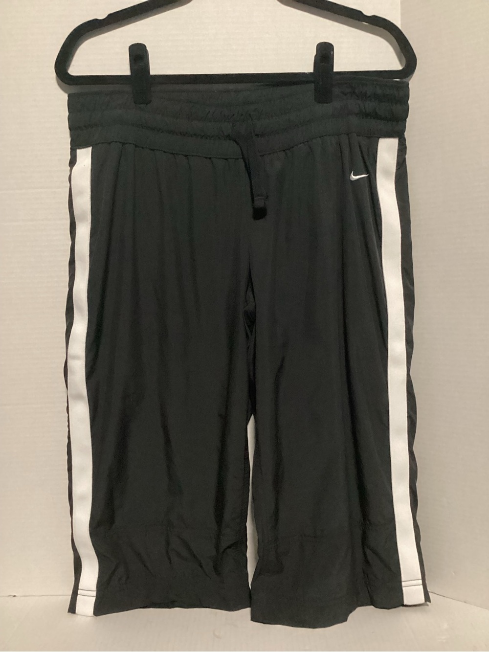 Vintage cropped activewear shorts Nike Black with White Side Stripes - Kids L